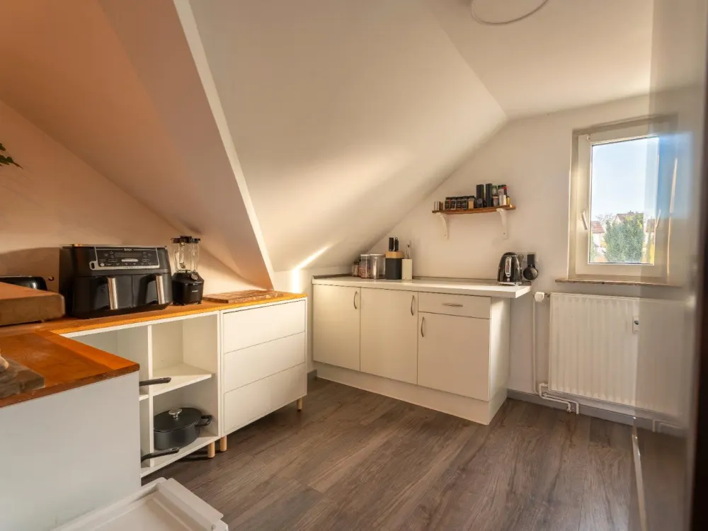 Große Dachgeschosswohnung mit privaten Gartenanteil