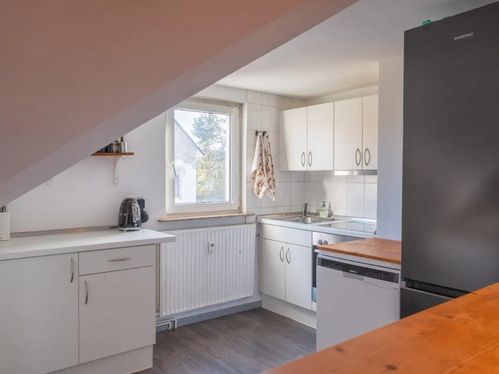 Große Dachgeschosswohnung mit privaten Gartenanteil