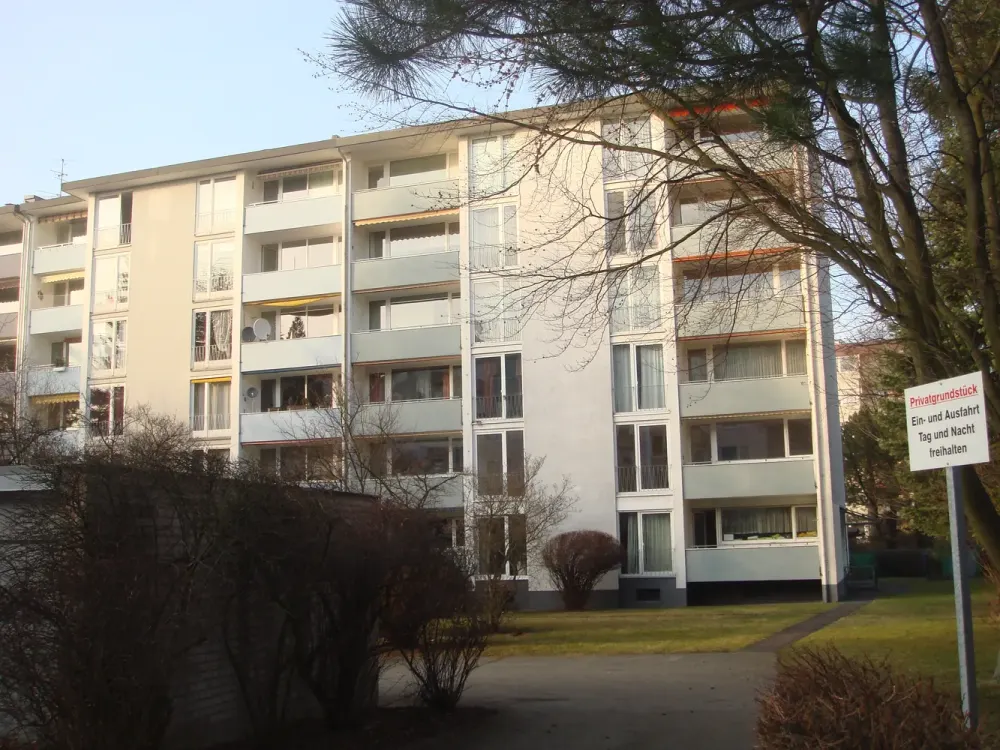 Quiet Living in Greenery in Schoppershof: 3-Room Apartment with 2 Balconies