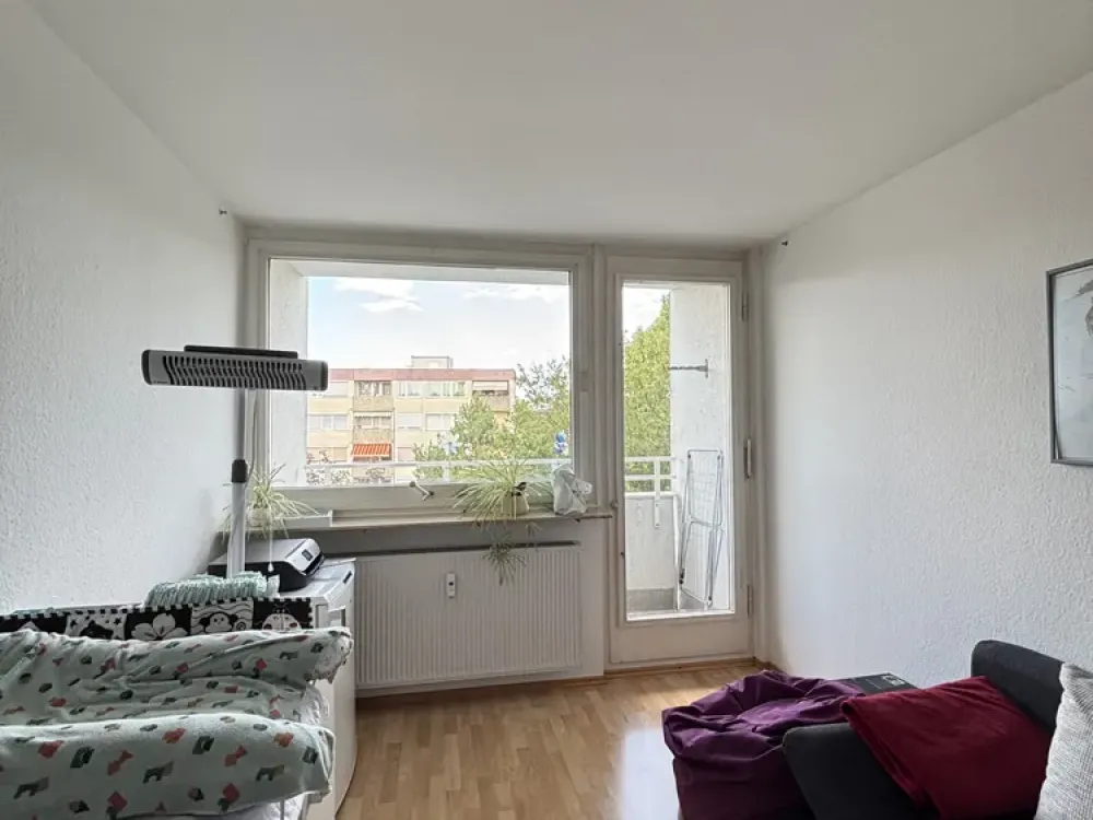 Quiet Living in Greenery in Schoppershof: 3-Room Apartment with 2 Balconies