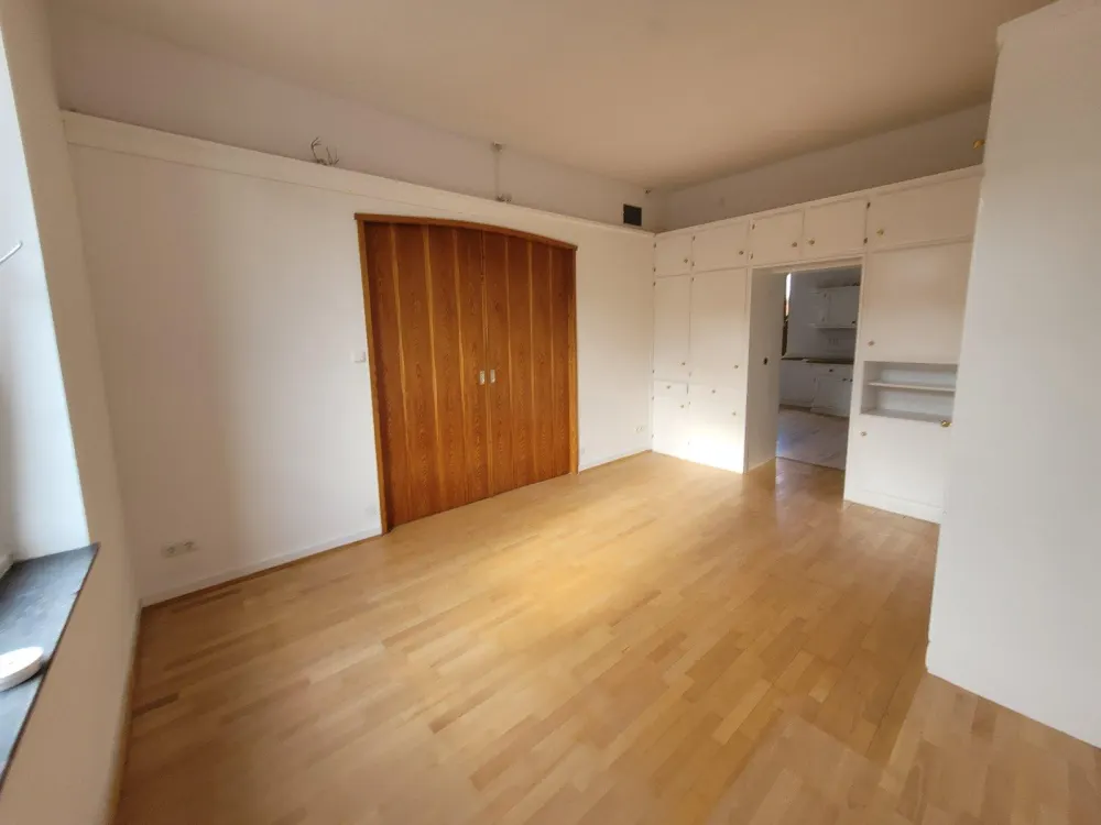 aussergewöhnliche teilmöbelierte Wohnung in Duisburg Süd