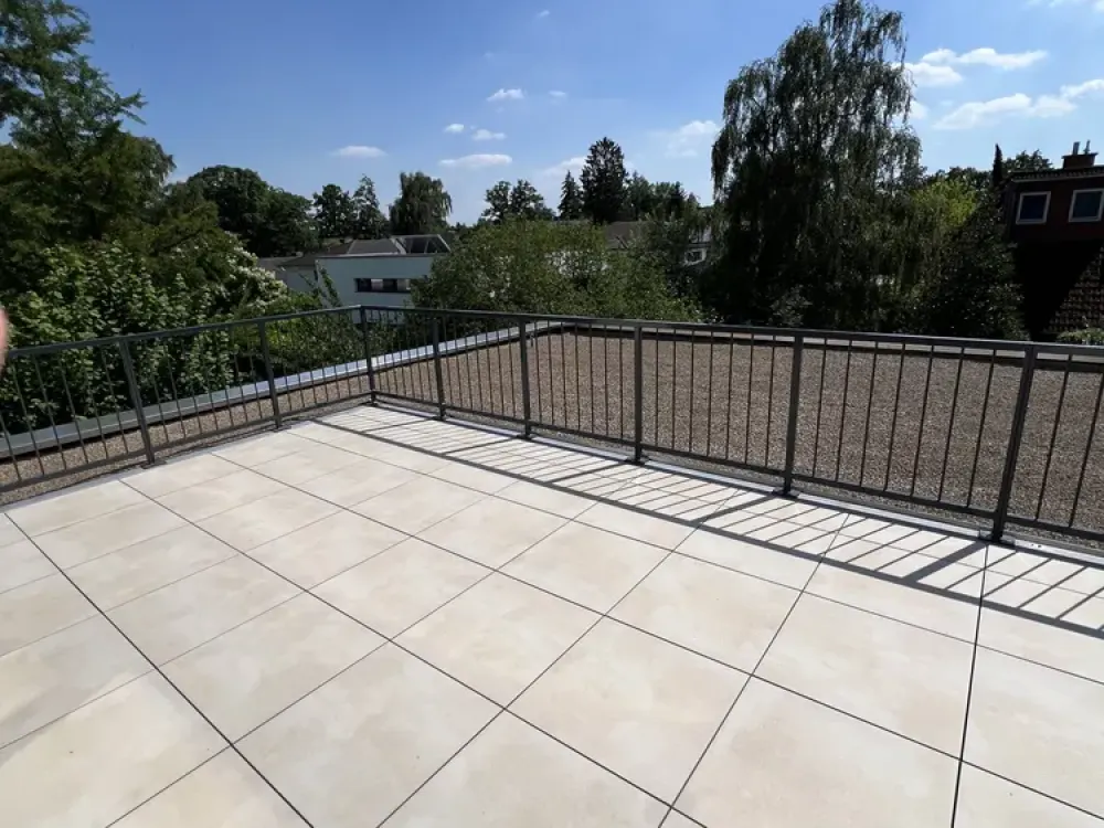 Neubau Erstbezug: Exklusives Haus-im-Haus mit Dachterrasse in Bestlage von Isernhagen-Süd