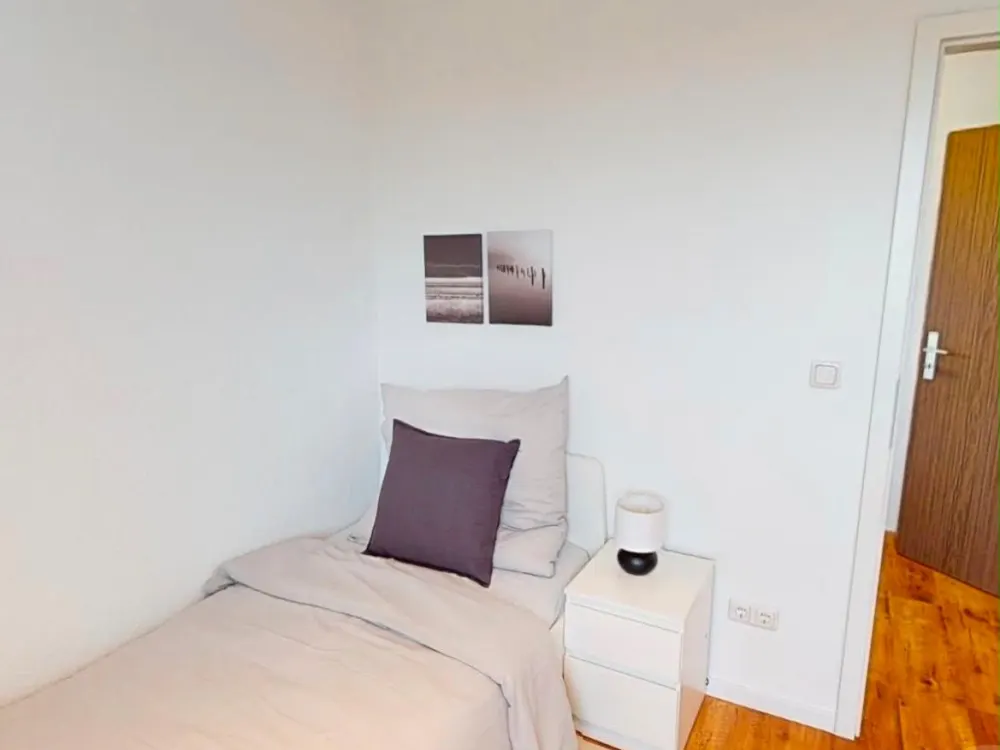 Ein freies Zimmer in moderner 4er-WG - saniert, möbliert & bezugs