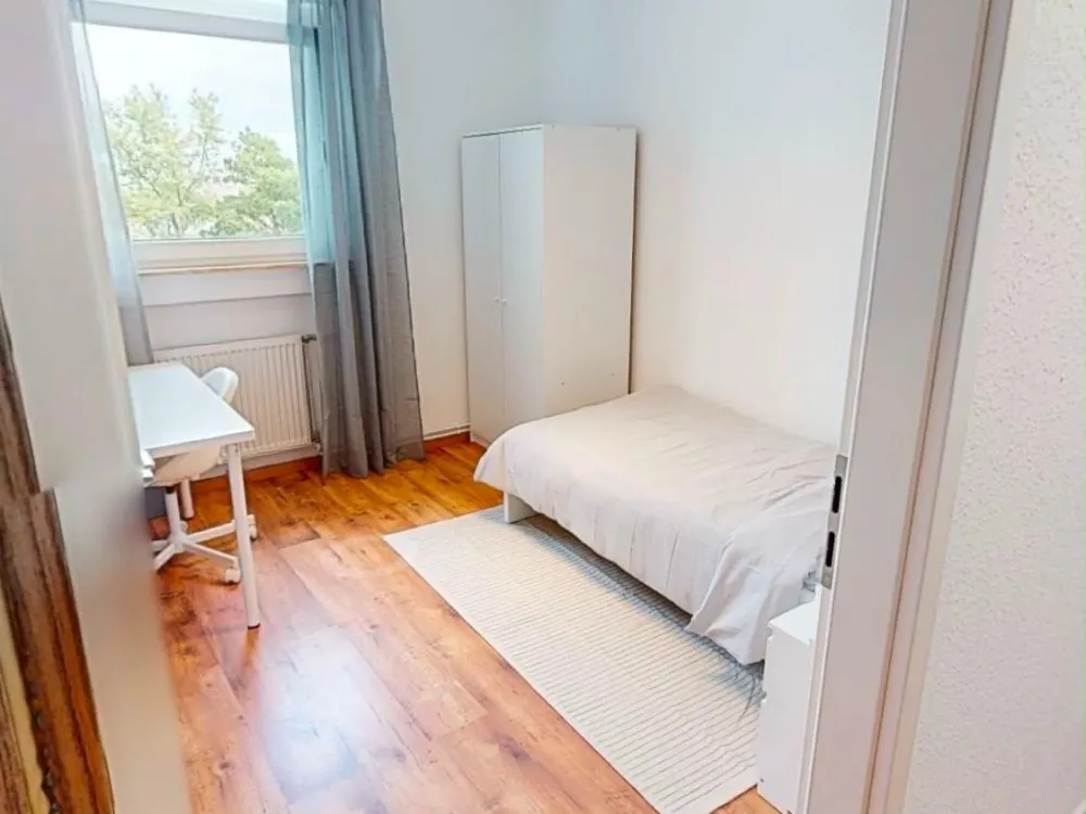 Ein freies Zimmer in moderner 4er-WG - saniert, möbliert & bezugs