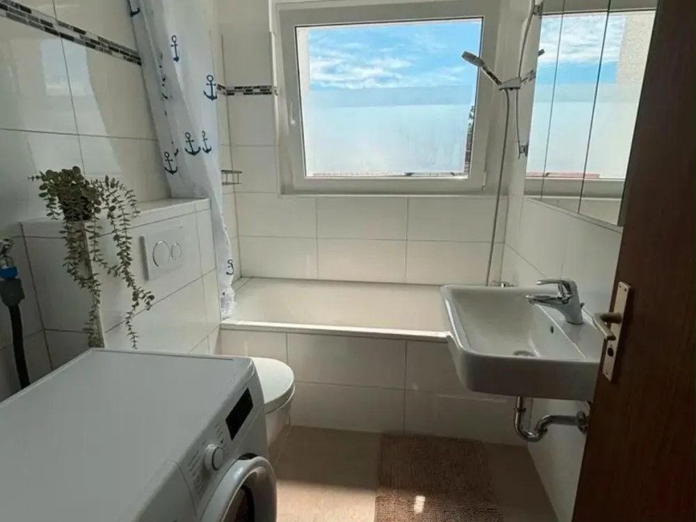 Ein freies Zimmer in moderner 4er-WG - saniert, möbliert & bezugs