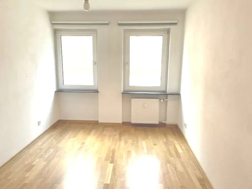 Bright, well-maintained 3-room apartment with elevator in central Westend location