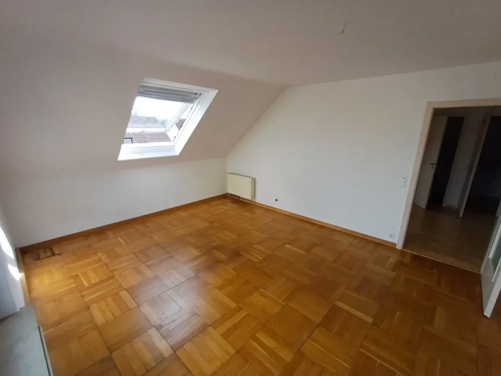 Äußerst reizvolles DG,Balkon,Ausblick,sehr hell,teils Parkett,Bad&WC getrennt,alles gepflegt,Toplage