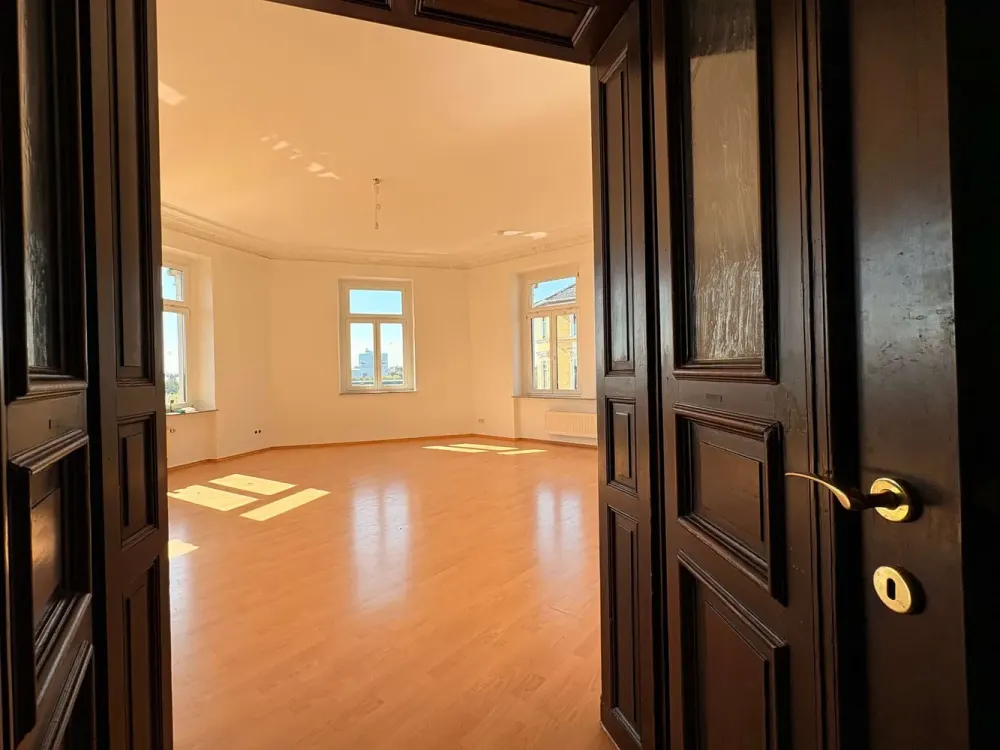 gepflegte 105m²-Wohnung mit Stuck, Wanne, Dusche und Aufzug!