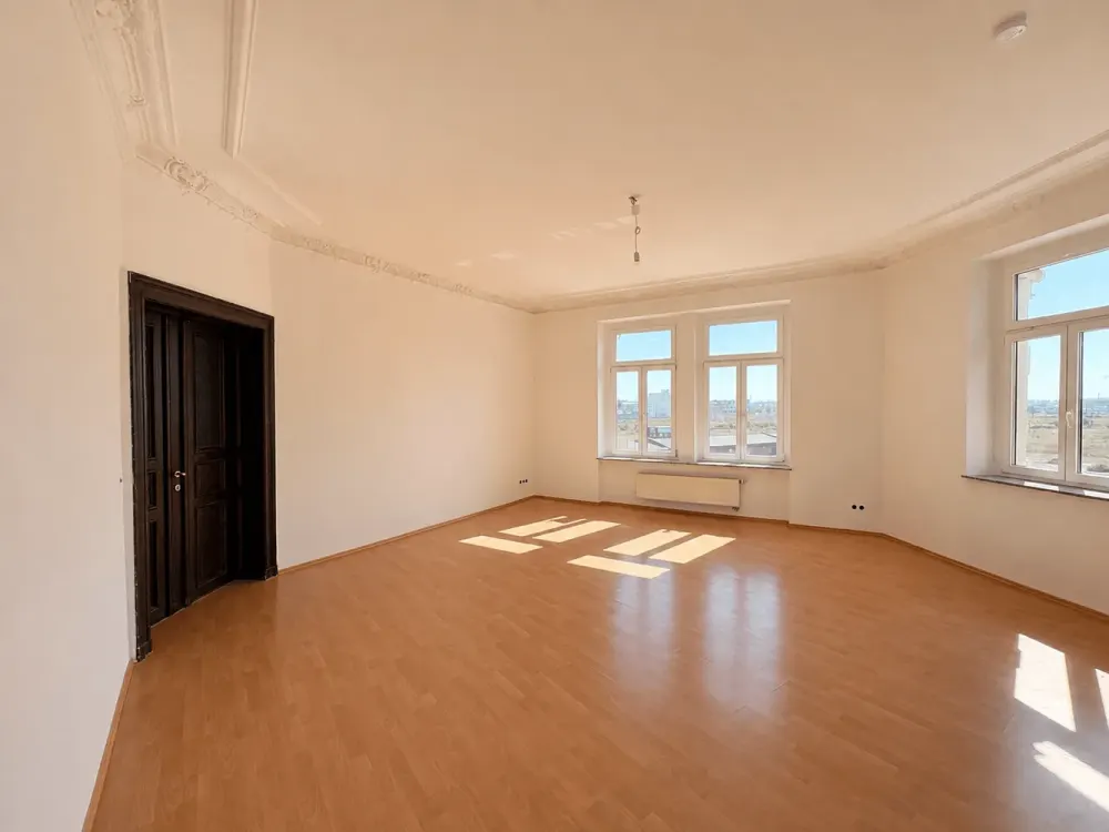 gepflegte 105m²-Wohnung mit Stuck, Wanne, Dusche und Aufzug!