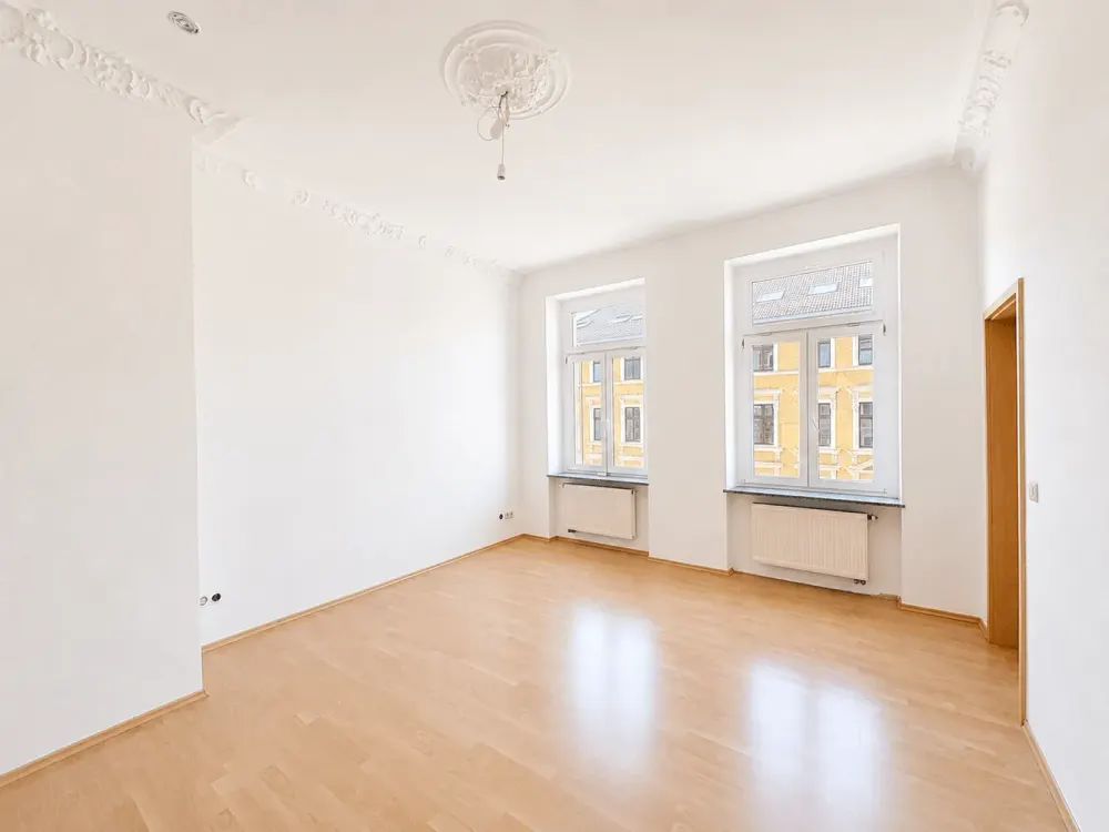 gepflegte 105m²-Wohnung mit Stuck, Wanne, Dusche und Aufzug!