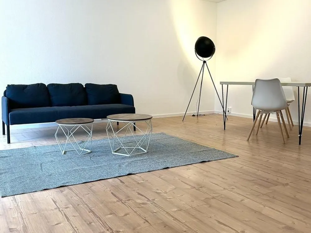 Erstklassig renovierte & möblierte 2-Zimmer-Wohnung mit Einbauküche & Tiefgarage