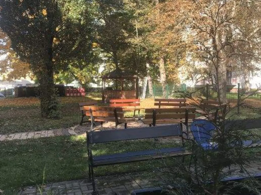 SENIORENGERECHTES BEHINDERTENGERECHTES BARRIEREARMES- WOHNEN 1-ZIMMER WOHNUNG BALKON AUFZUG ABGESCHLOSSENE ANLAGE BETREUENG IM HAUS