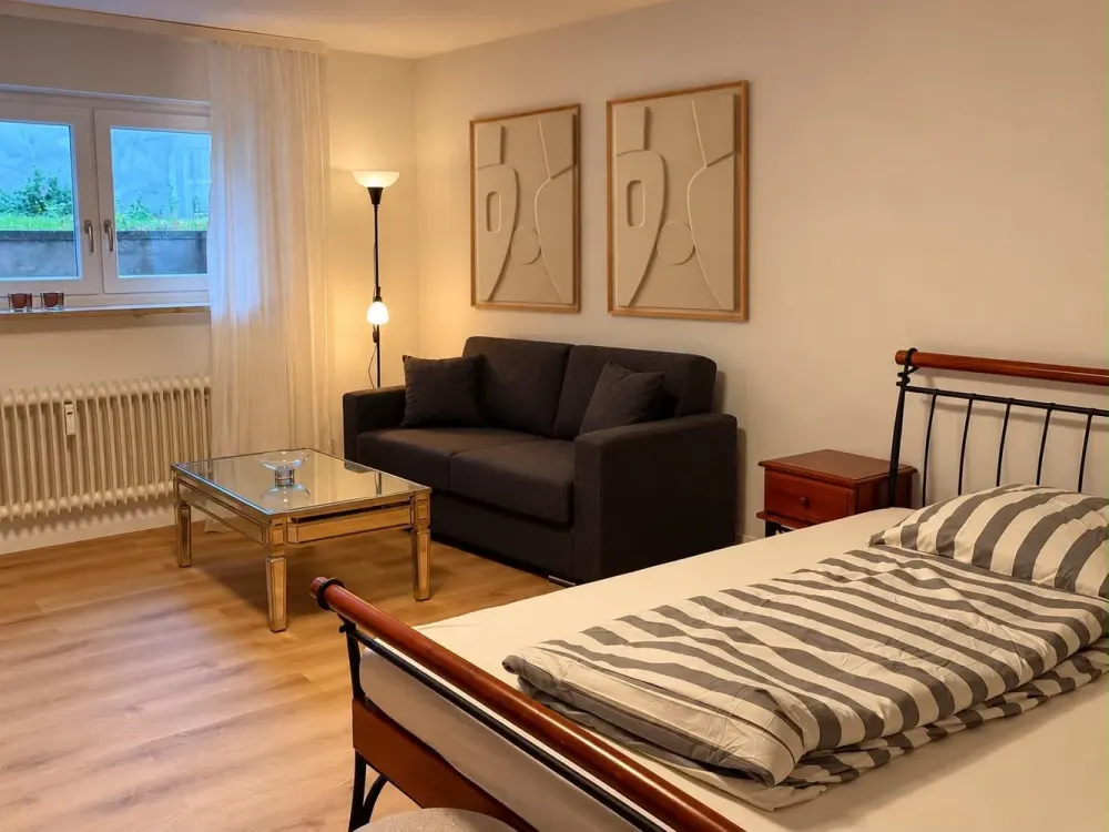 Stilvoll möblierte, frisch renovierte 42 m² Souterrainwohnung in Villengebiet von Nürnberg/Mögeldorf