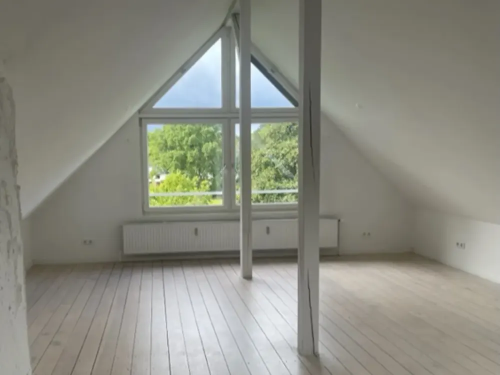 Ab Febr. 2027 - Idyllische Dach Wohnung mit tollem Ausblick, gr. Garten, verkehrsgünstig