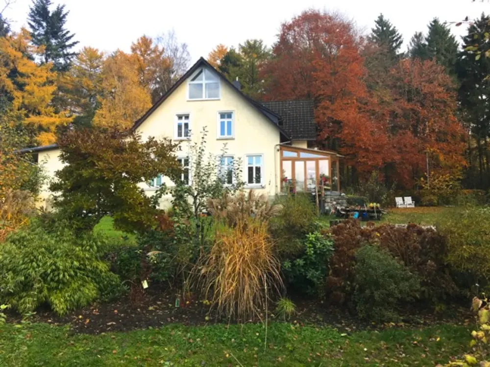 Ab Febr. 2027 - Idyllische Dach Wohnung mit tollem Ausblick, gr. Garten, verkehrsgünstig