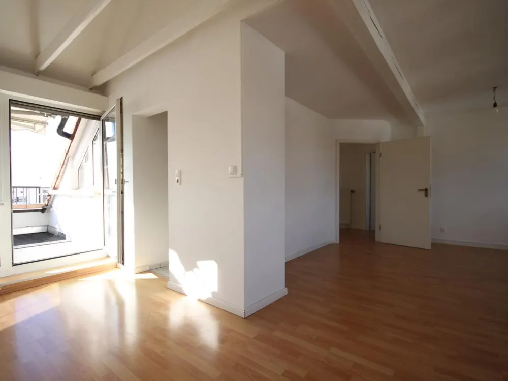 Lichtdurchflutete Komfort-Dachgeschoßwohnung für Zwei in schöner Wohnlage direkt in Neu-Isenburg