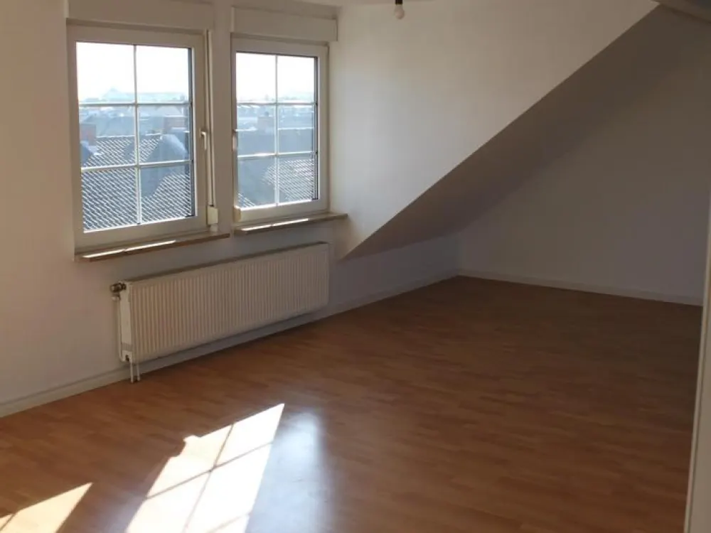 Lichtdurchflutete Komfort-Dachgeschoßwohnung für Zwei in schöner Wohnlage direkt in Neu-Isenburg