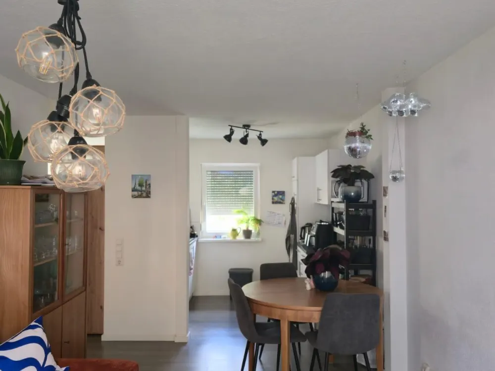 Helle renovierte 2,5-Zi.-Whg. mit EBK, teilmöbliert & Stellplatz