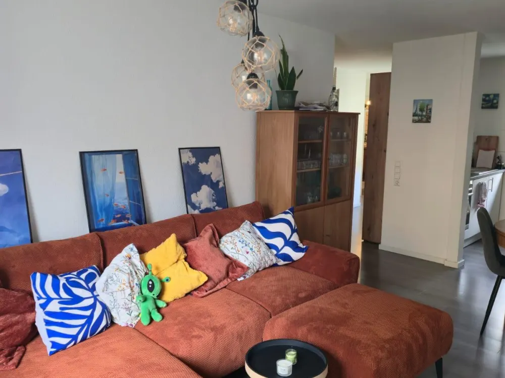 Helle renovierte 2,5-Zi.-Whg. mit EBK, teilmöbliert & Stellplatz