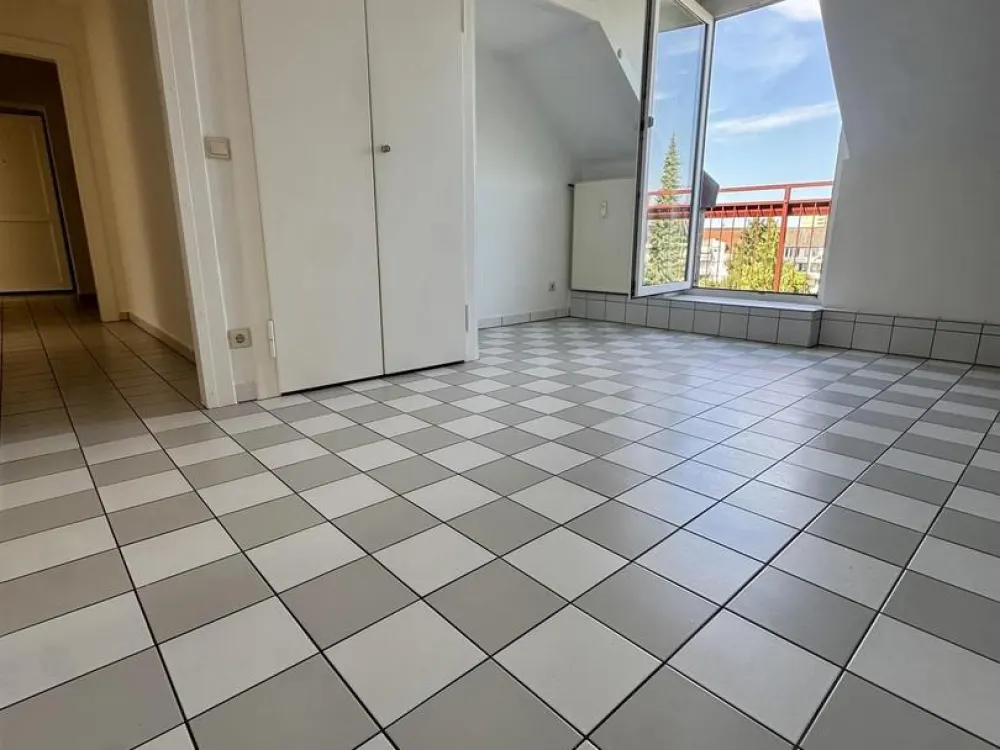 Kernsanierte 3-Zimmer-DG-Wohnung mit Wohnküche, neuer EBK und Sonnenterrasse in Eller