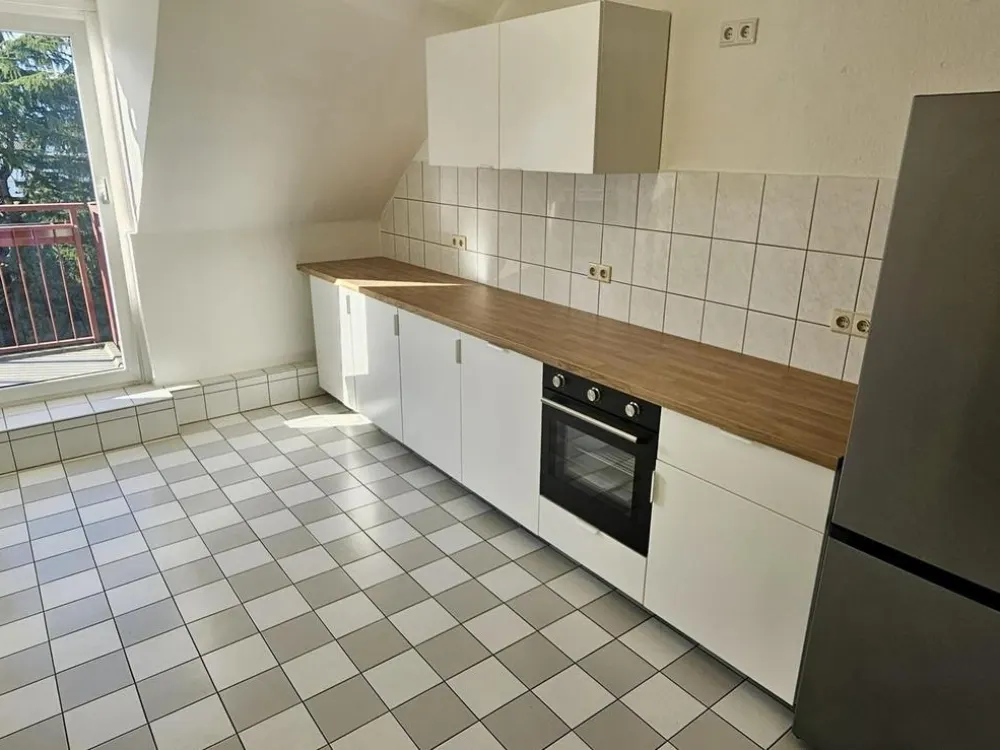 Kernsanierte 3-Zimmer-DG-Wohnung mit Wohnküche, neuer EBK und Sonnenterrasse in Eller