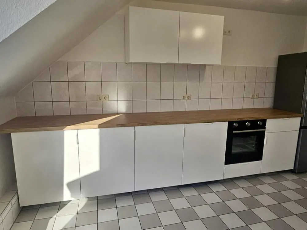 Kernsanierte 3-Zimmer-DG-Wohnung mit Wohnküche, neuer EBK und Sonnenterrasse in Eller
