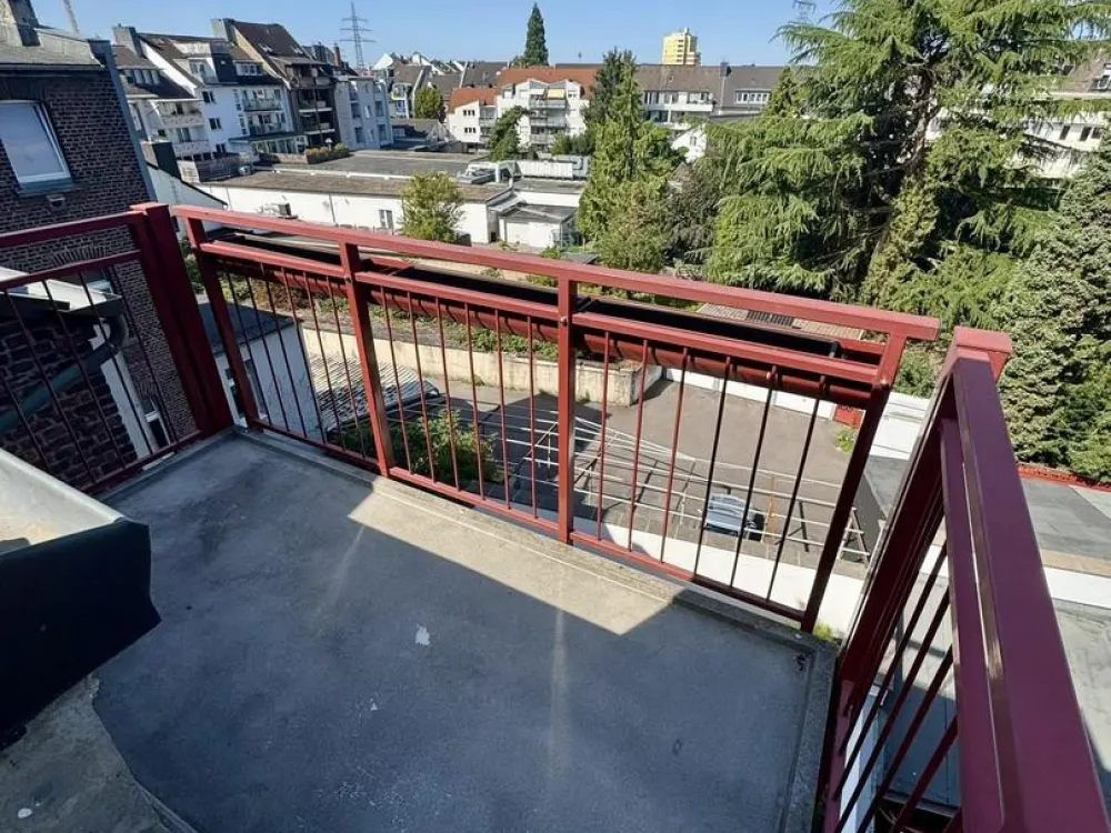 Kernsanierte 3-Zimmer-DG-Wohnung mit Wohnküche, neuer EBK und Sonnenterrasse in Eller