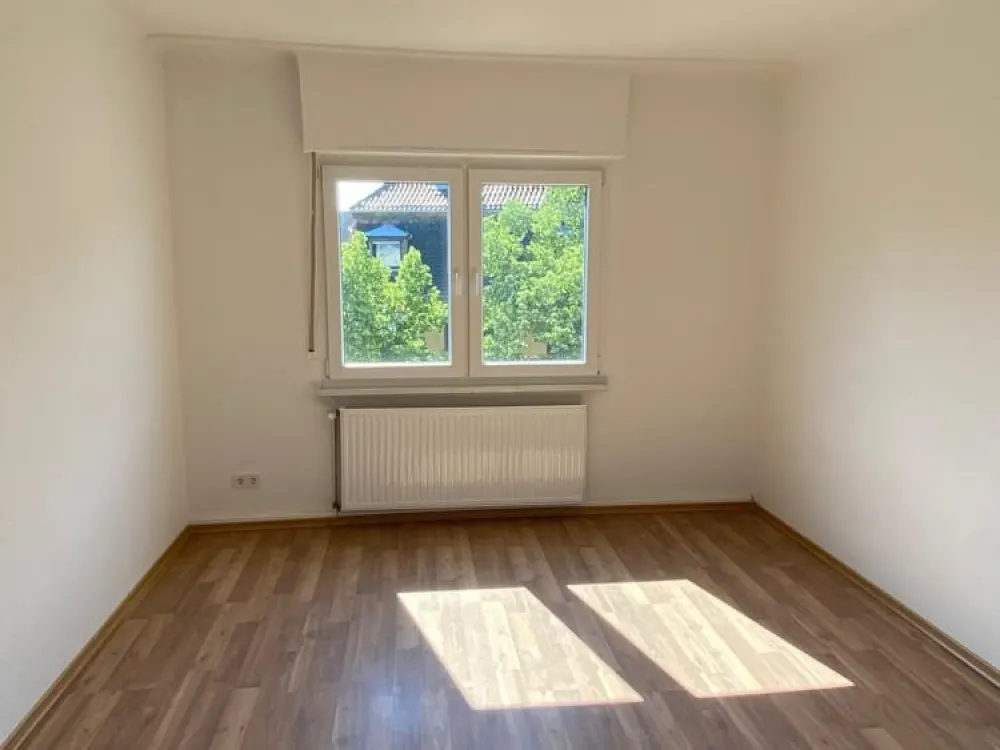 Bright Renovated 4-Room Apartment in Convenient Location