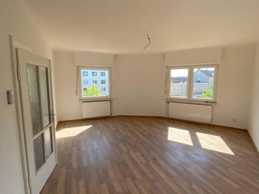 Bright Renovated 4-Room Apartment in Convenient Location