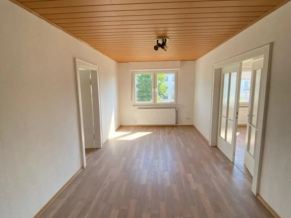 Bright Renovated 4-Room Apartment in Convenient Location