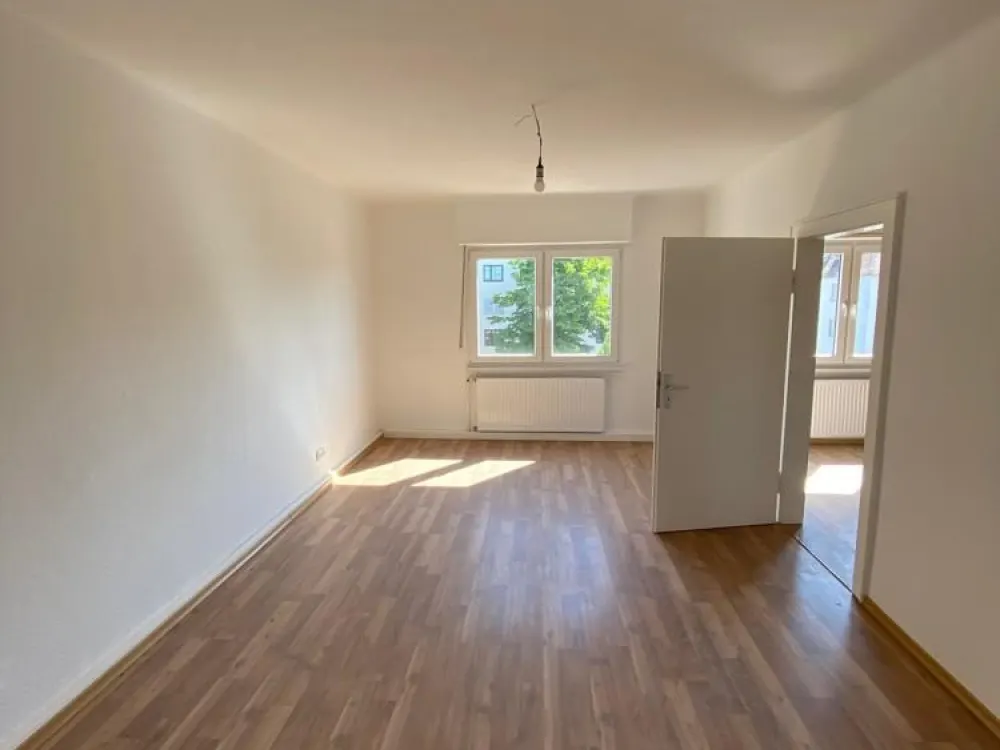 Bright Renovated 4-Room Apartment in Convenient Location