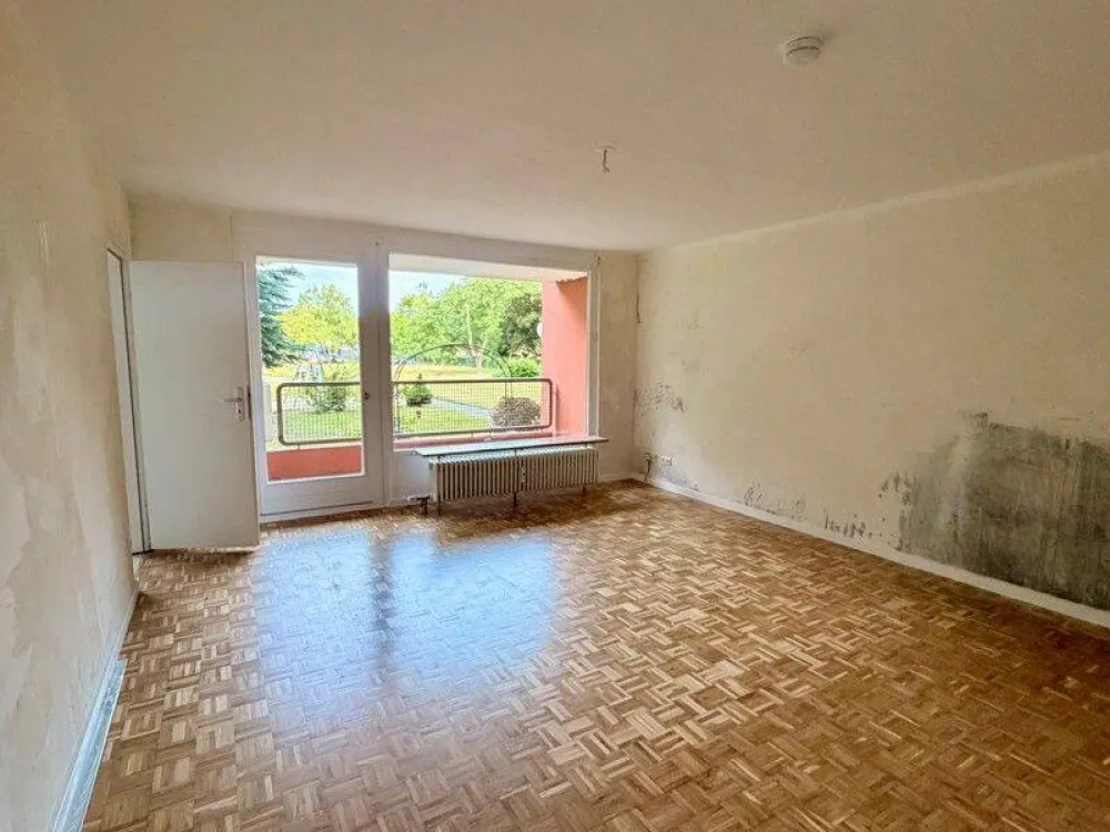 !!! WBS mit Besonderem Wohnbedarf !!! Charmante 1-Zimmer-Wohnung mit großem Balkon, Fischgrätparkett und viel Gestaltungsspielraum