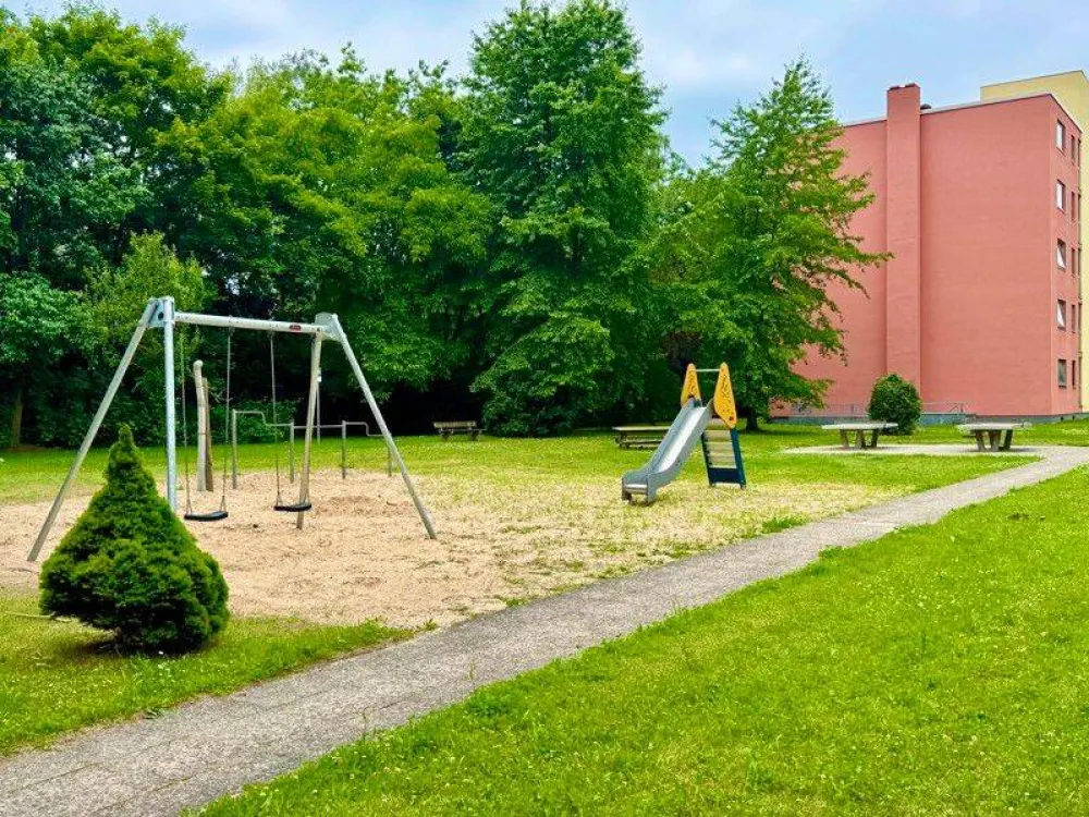 !!! WBS mit Besonderem Wohnbedarf !!! Charmante 1-Zimmer-Wohnung mit großem Balkon, Fischgrätparkett und viel Gestaltungsspielraum