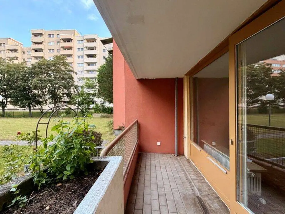 !!! WBS mit Besonderem Wohnbedarf !!! Charmante 1-Zimmer-Wohnung mit großem Balkon, Fischgrätparkett und viel Gestaltungsspielraum