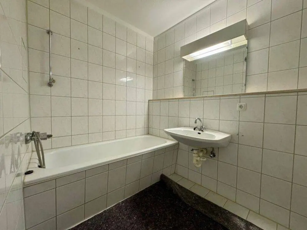 !!! WBS mit Besonderem Wohnbedarf !!! Charmante 1-Zimmer-Wohnung mit großem Balkon, Fischgrätparkett und viel Gestaltungsspielraum