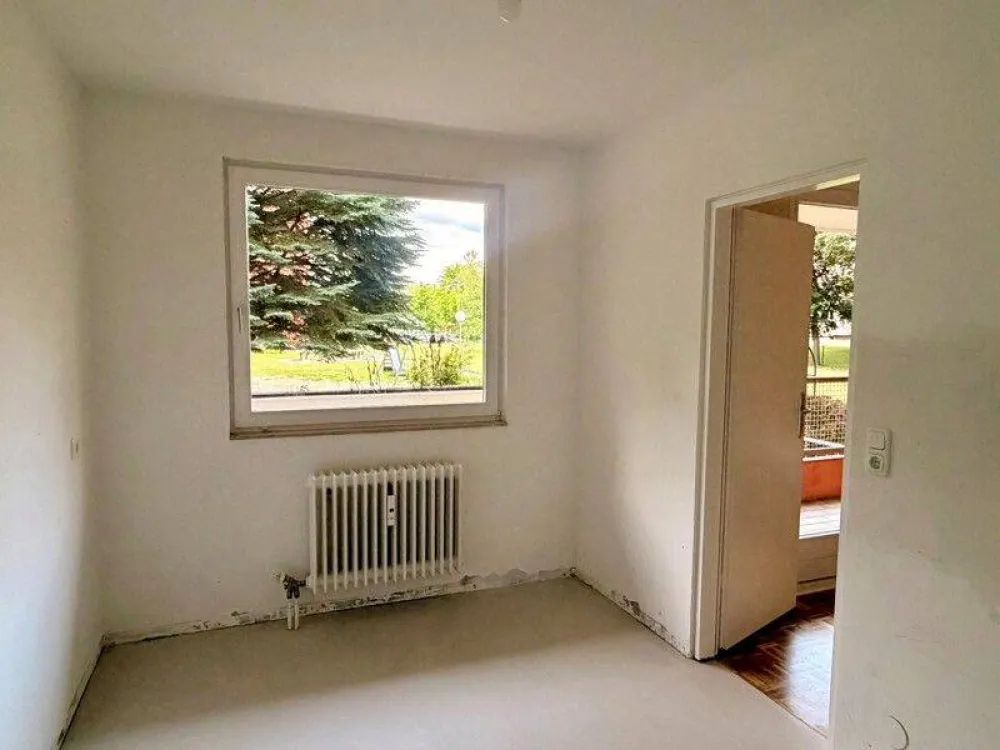 !!! WBS mit Besonderem Wohnbedarf !!! Charmante 1-Zimmer-Wohnung mit großem Balkon, Fischgrätparkett und viel Gestaltungsspielraum