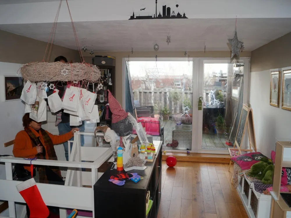 ***KREUZVIERTEL-Schöne Maisonettewohnung mit Dachterrasse + Balkon, Kamin, Dielen,GästeWC & EBK ***