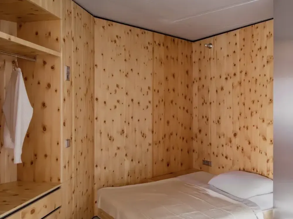 Laika am Tacheles: Großzügiges 1-Zimmer-Apartment in Berlin Mitte mit exklusivem Gym & Spa Zugang