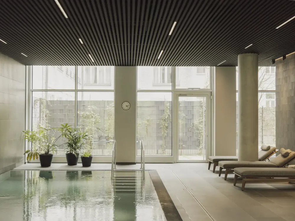 Laika am Tacheles: Großzügiges 1-Zimmer-Apartment in Berlin Mitte mit exklusivem Gym & Spa Zugang