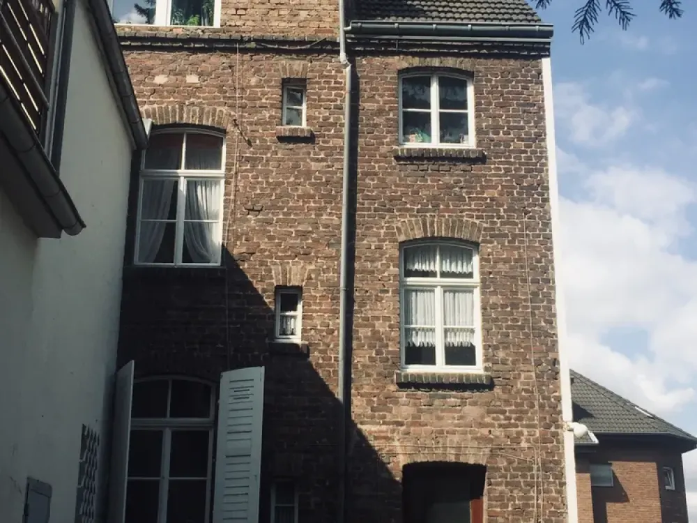 Living in Wahn: Bright Two-Room Apartment with Built-In Kitchen