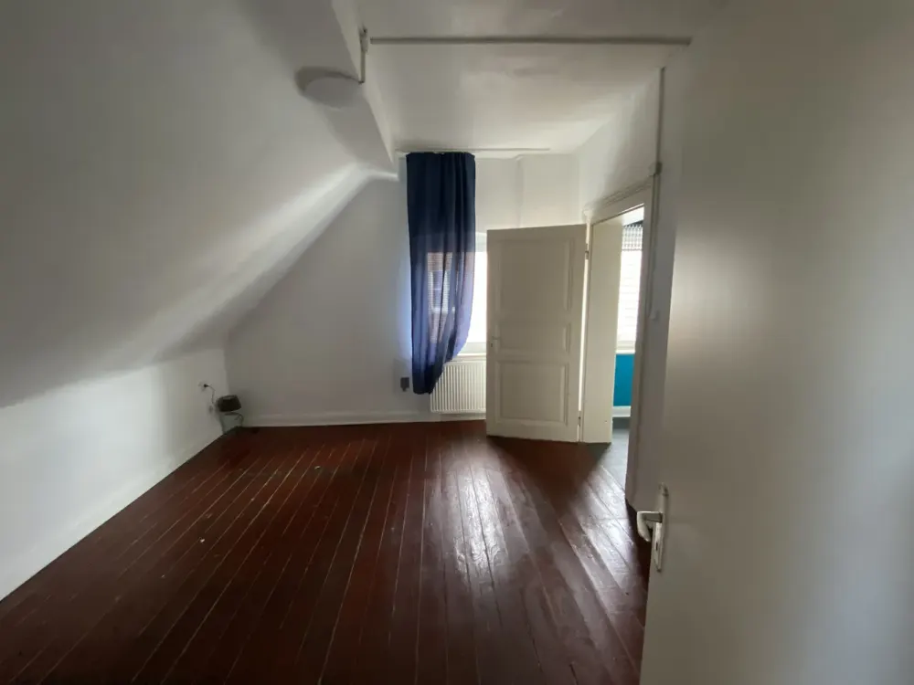 Living in Wahn: Bright Two-Room Apartment with Built-In Kitchen