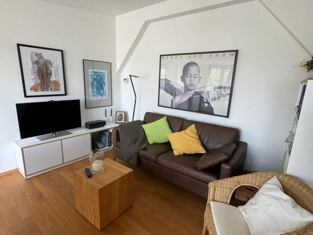Wohnen auf Zeit / Voll möblierte 2-Zimmer-DG-Wohnung mit Balkon