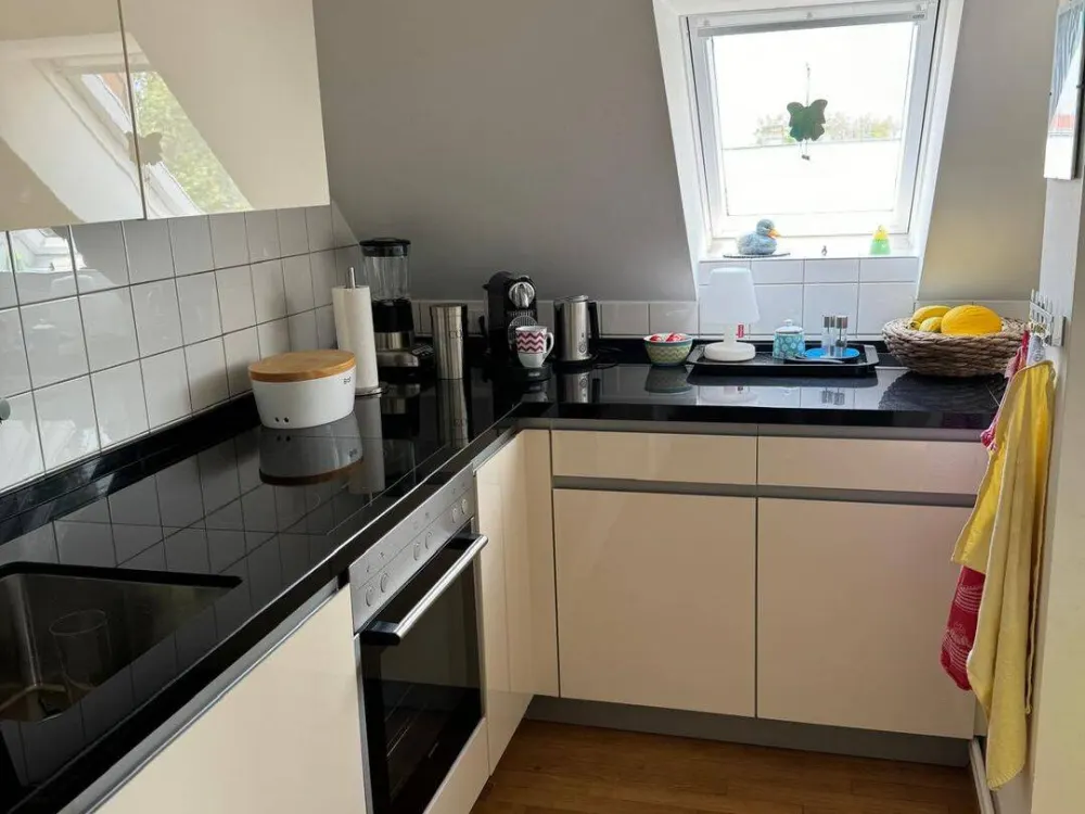 Wohnen auf Zeit / Voll möblierte 2-Zimmer-DG-Wohnung mit Balkon