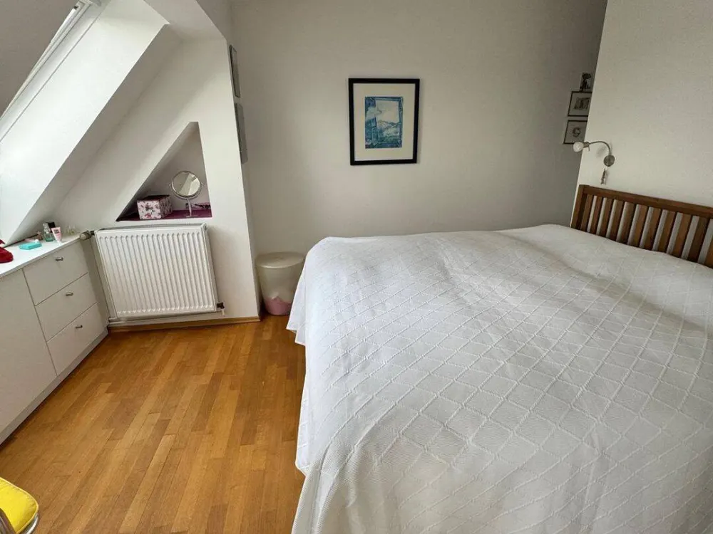 Wohnen auf Zeit / Voll möblierte 2-Zimmer-DG-Wohnung mit Balkon