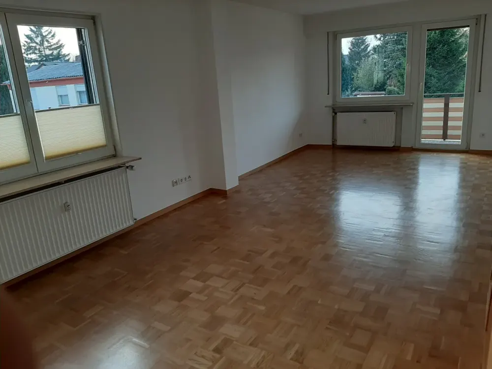 Schöne helle 3-Zimmer Wohnung in Top Lage mit Balkon, Garage, Stellplatz und Keller