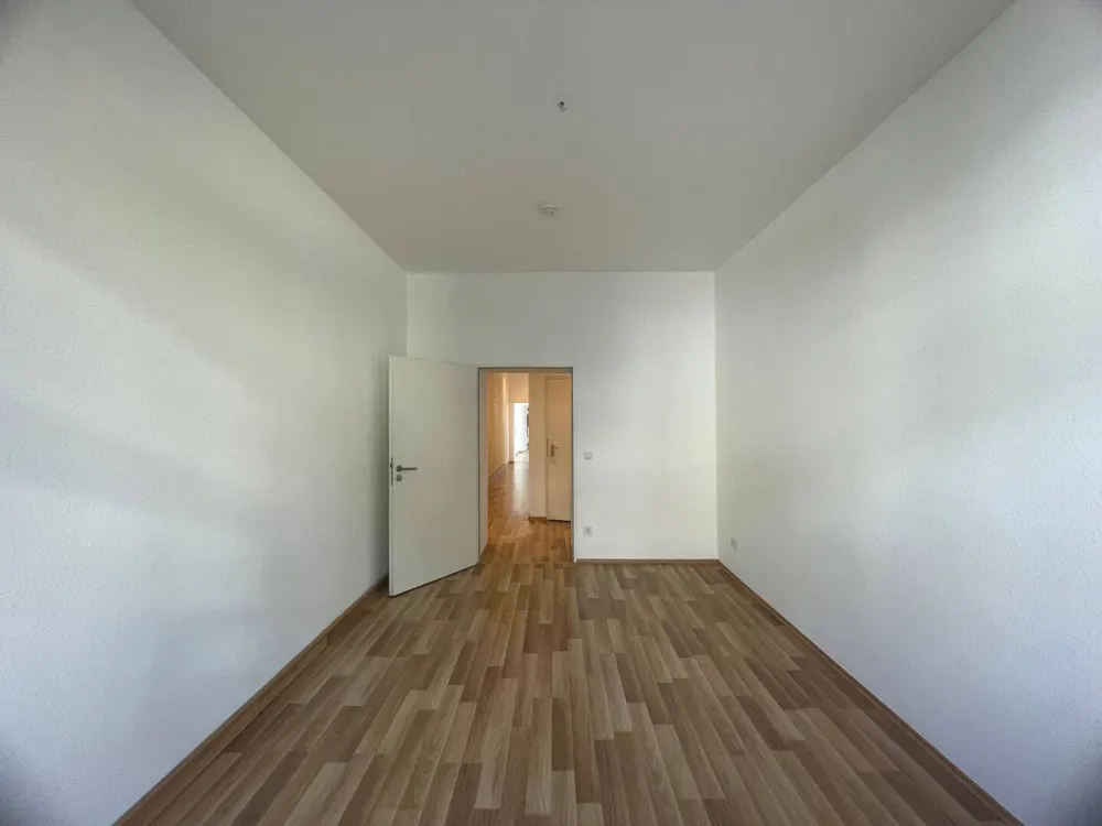 Altbaucharme trifft moderne Ausstattung! Großzügige 3-Zimmer-Wohnung ab sofort frei