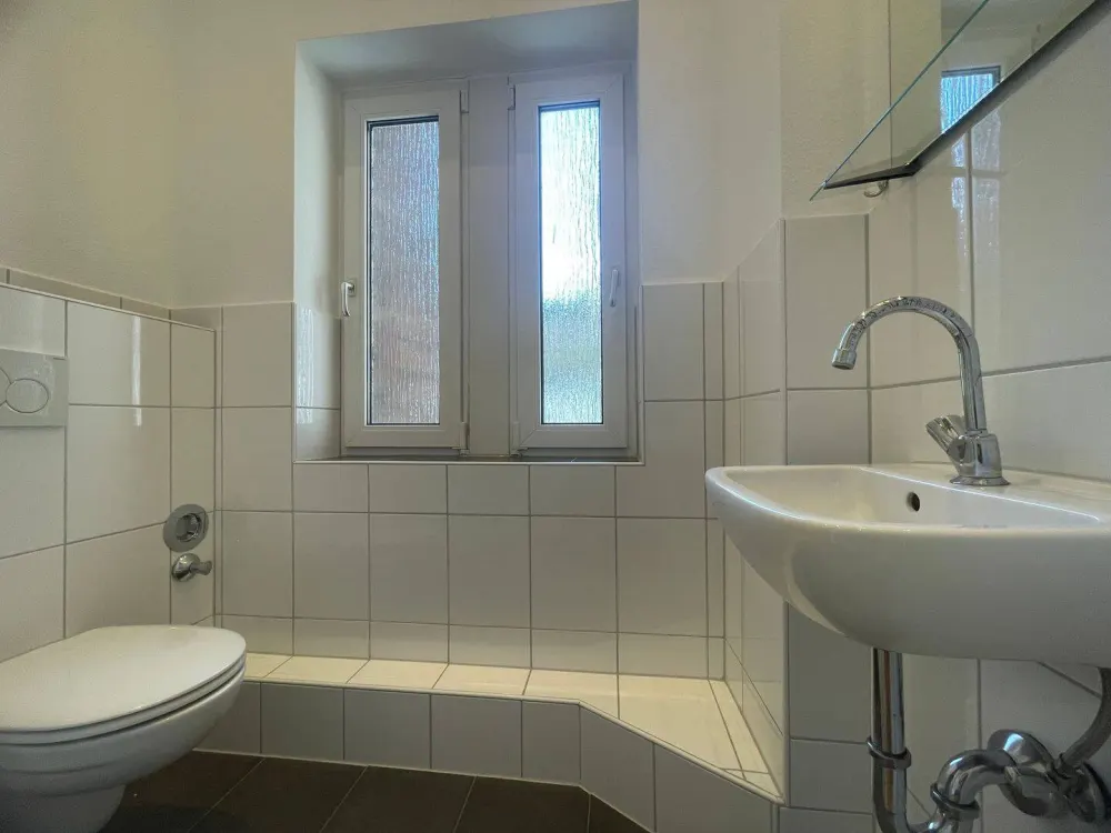 Altbaucharme trifft moderne Ausstattung! Großzügige 3-Zimmer-Wohnung ab sofort frei