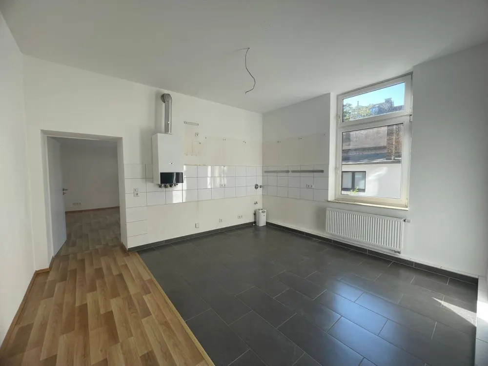 Altbaucharme trifft moderne Ausstattung! Großzügige 3-Zimmer-Wohnung ab sofort frei