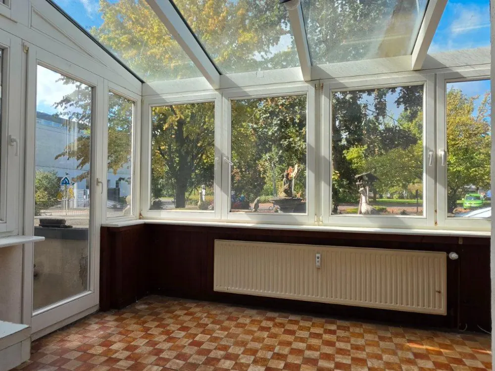 3-Room Ground Floor Apartment with Conservatory, in Need of Renovation