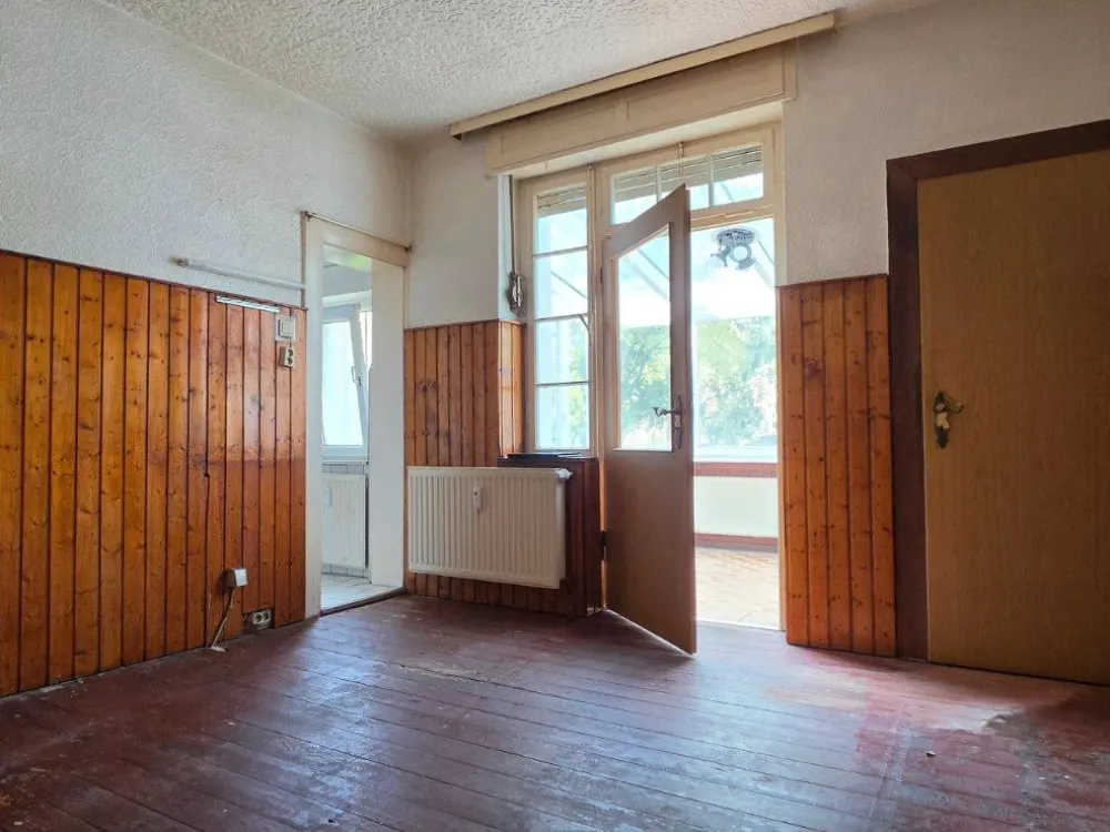 3-Room Ground Floor Apartment with Conservatory, in Need of Renovation